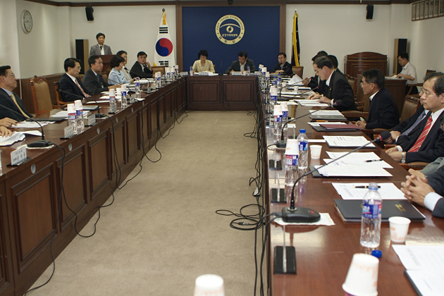 Chairperson Chung Ho Yul presiding over the Competition Policy Advisory Conferenc